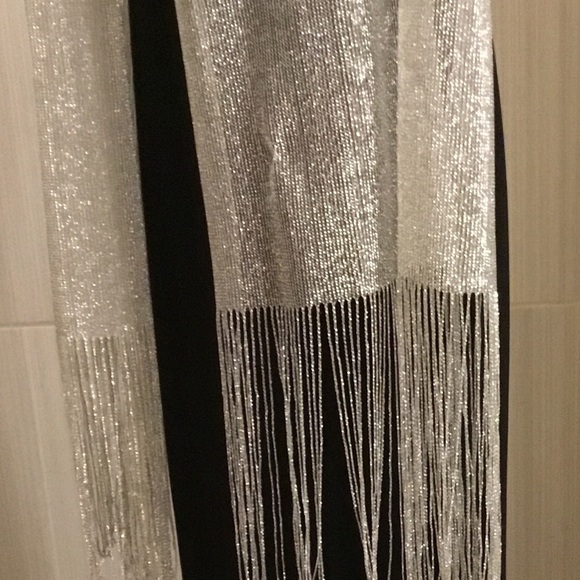 CLASSY❤️DRESSY❤️BEAUTIFUL SILVER LAMÉ SCARF - Picture 1 of 7
